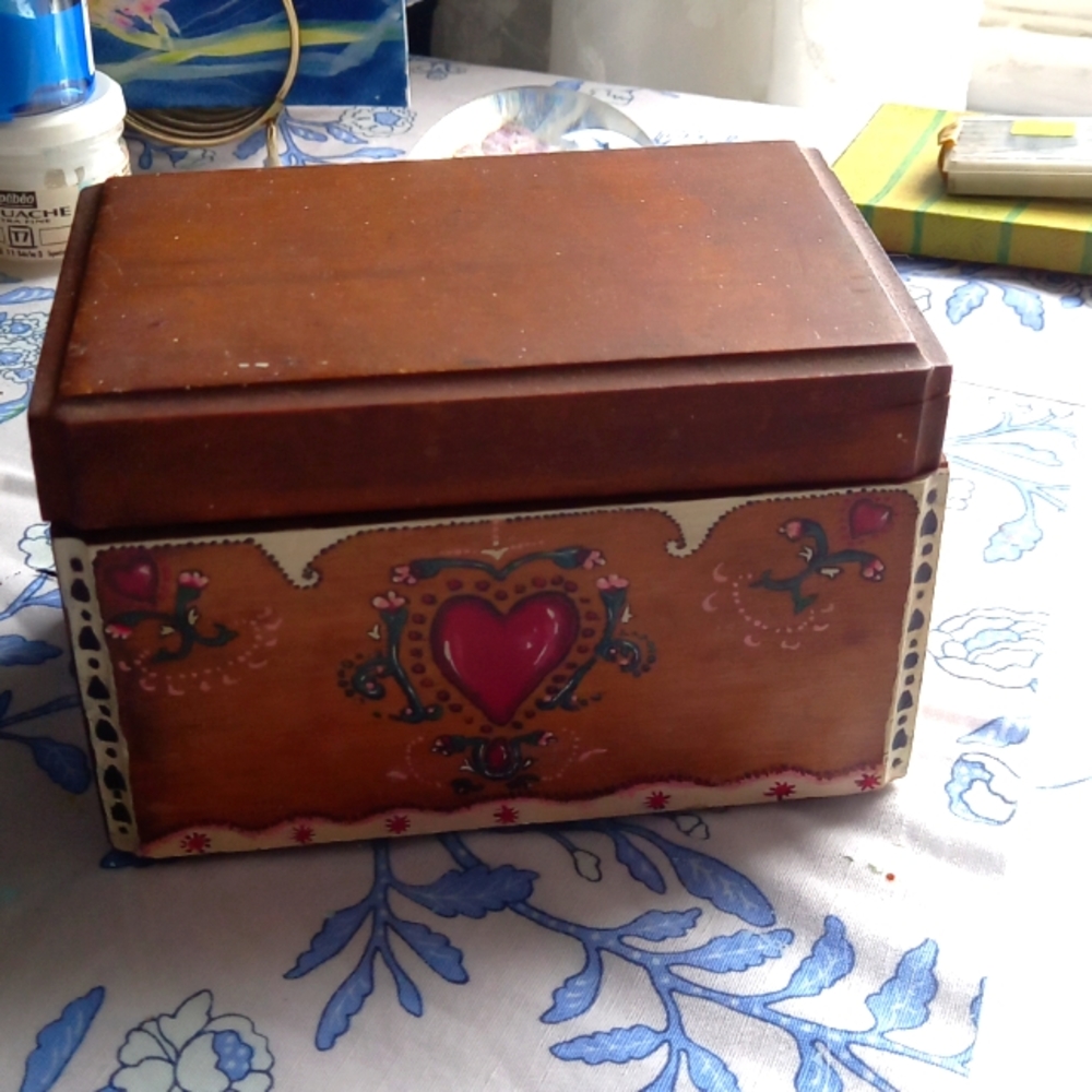 Vintage Brown Wooden Trinket Box with Pink Heart Motif - Picture 1 of 5